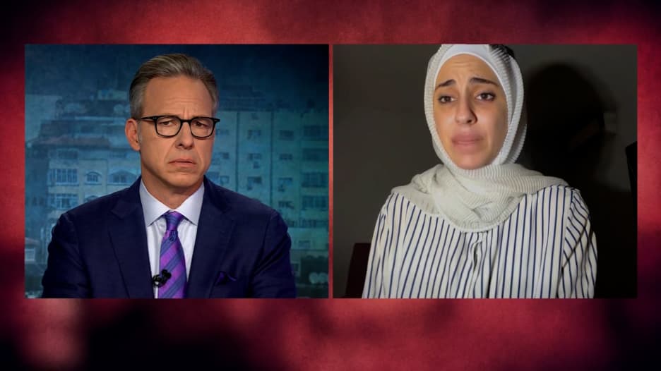 فلسطينية أمريكية عالقة في غزة تتحدث لمذيع CNN وسط غارات إسرائيل