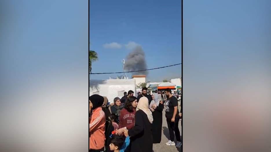 فيديو يظهر لحظة غارة جوية قرب مستشفى شهداء الأقصى في غزة.. شاهد ما حدث