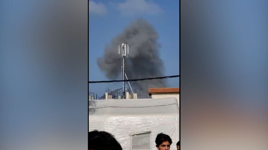 دخان يتصاعد قرب مستشفى شهداء الأقصى.. وإسرائيل تتعهد بمزيد من الغارات الجوية