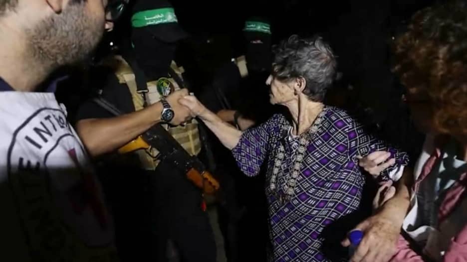 أثارت ضجة كبيرة في إسرائيل.. من هي الرهينة الإسرائيلية التي صافحت مقاتل حماس قبل مغادرتها؟