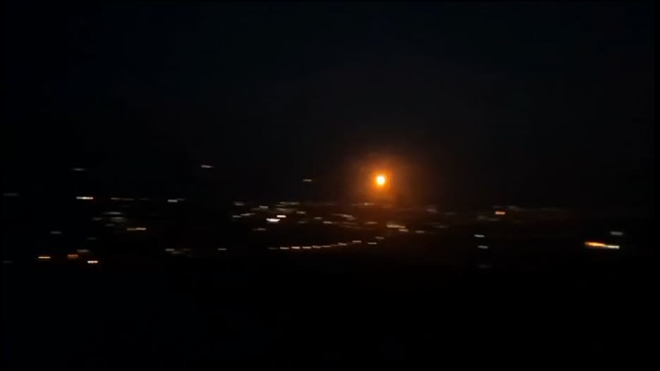 فيديو يظهر لحظة إطلاق رشقة صاروخية من لبنان باتجاه إسرائيل