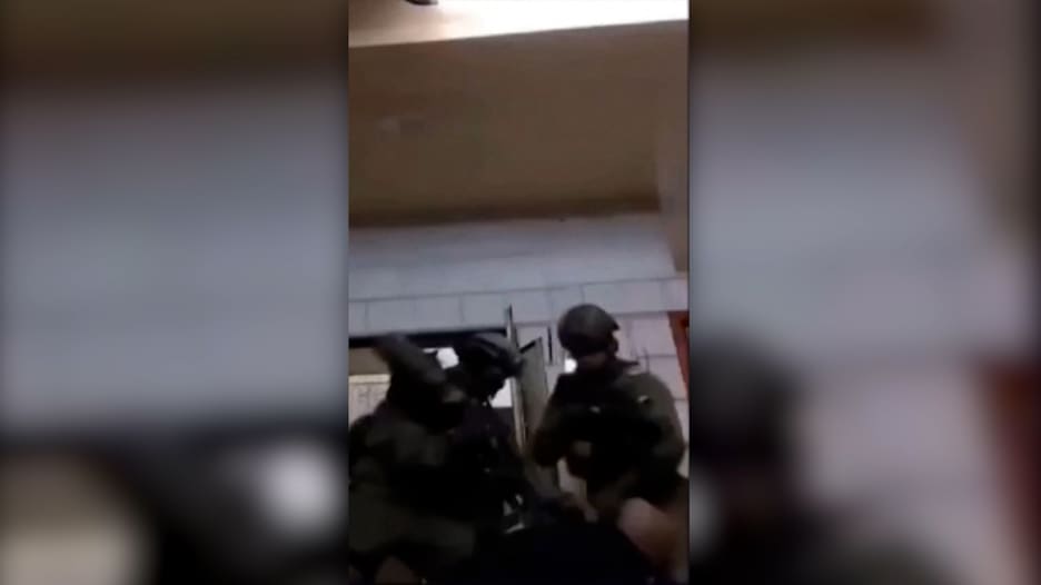 فيديو يظهر لحظة اعتقال جنود إسرائيليين لفلسطيني قسرًا من منزله
