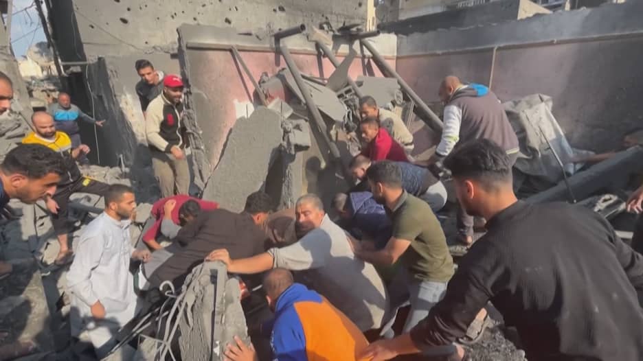 إسرائيل تكثف هجماتها على غزة.. والمستشفيات المكتظة تواجه طوفانًا من الضحايا