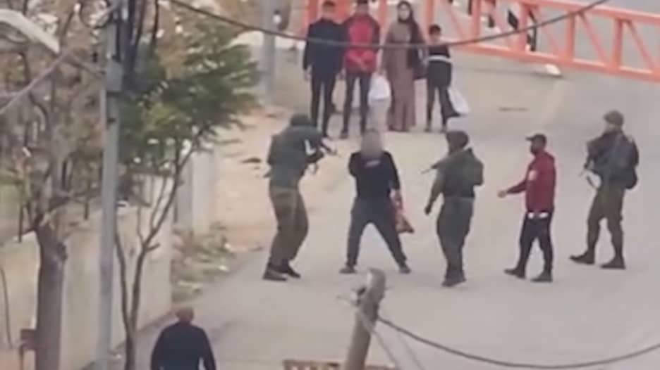 فيديو يُظهر جنديًا إسرائيليًا يطلق النار على فلسطيني من "ذوي الإعاقة العقلية" بعد نشوب جدال
