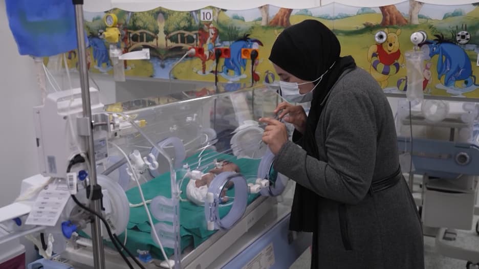 شاهد رد فعل فلسطينية من غزة عند رؤية طفلتها الخديج لأول مرة في مستشفى بمصر
