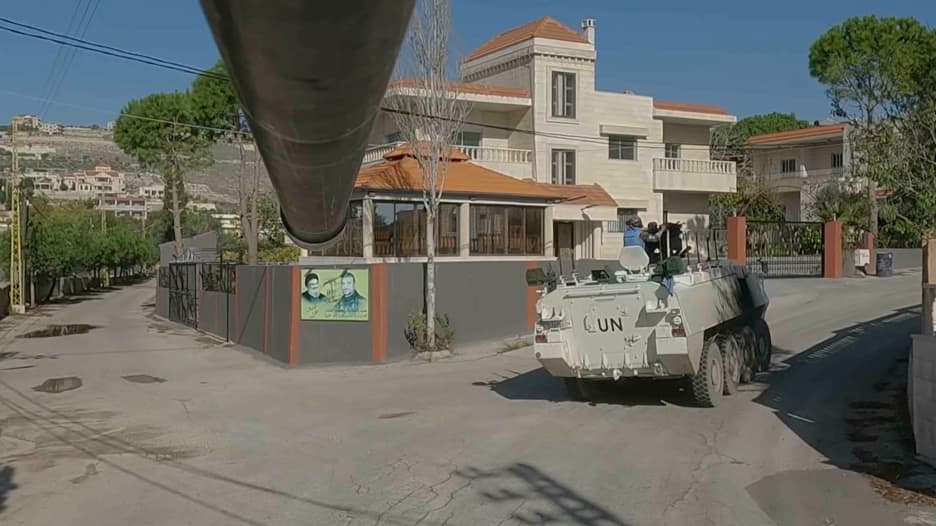 مجتمعات مهجورة.. شاهد ما رصدته كاميرا CNN على الحدود اللبنانية-الإسرائيلية في جولة مع قوات اليونيفيل