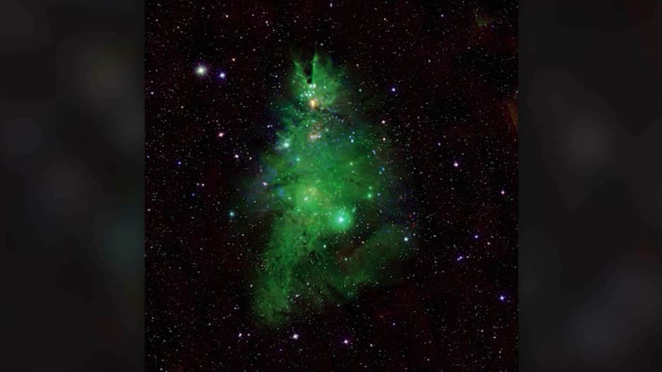 ناسا تنشر صور “مجموعة شجرة عيد الميلاد” في الفضاء.. شاهد ما رصدته