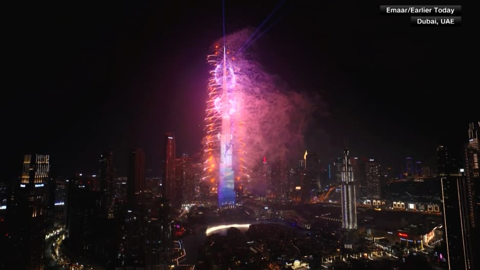 بعروض مبهرة.. شاهد كيف احتفلت دبي بالعام الجديد 2024