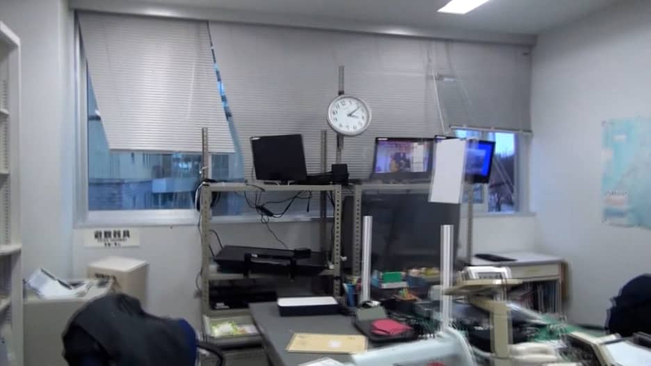 هز الأثاث بعنف شديد لأكثر من 30 ثانية.. شاهد ما تسبب به زلزال اليابان بأحد المكاتب