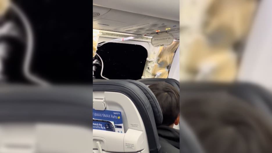 فيديو من داخل رحلة طيران ألاسكا بعد انفجار نافذة في الجو على ارتفاع 16 ألف قدم