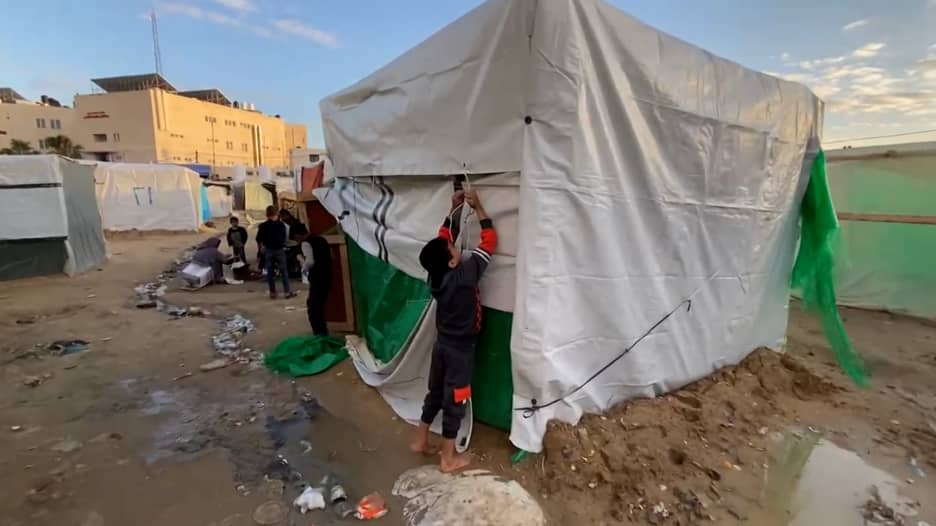 "الخيمة سقطت علينا والبرد لا يطاق".. شهادات مؤلمة من نازحي غزة وسط الشتاء القارس