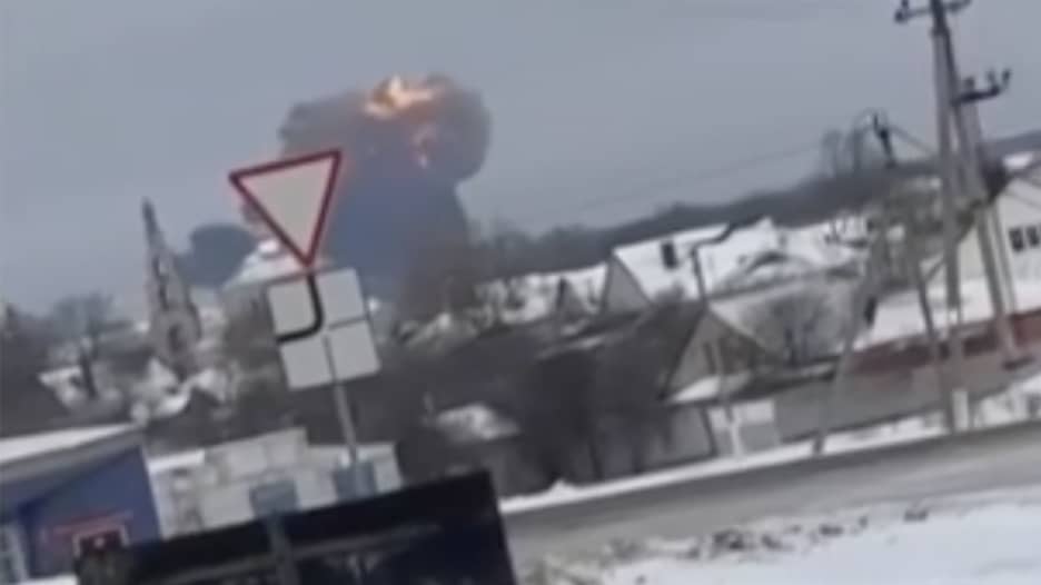 "تقل 65 أسيرًا أوكرانيًا".. فيديو مزعوم يظهر لحظة تحطم طائرة روسية