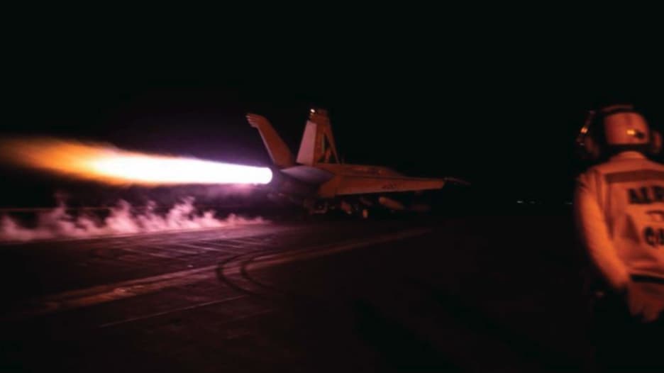 القيادة المركزية الأمريكية تنشر صورا لطائرة F-18 تقلع من حاملة الطائرات وتستهدف الحوثيين في اليمن