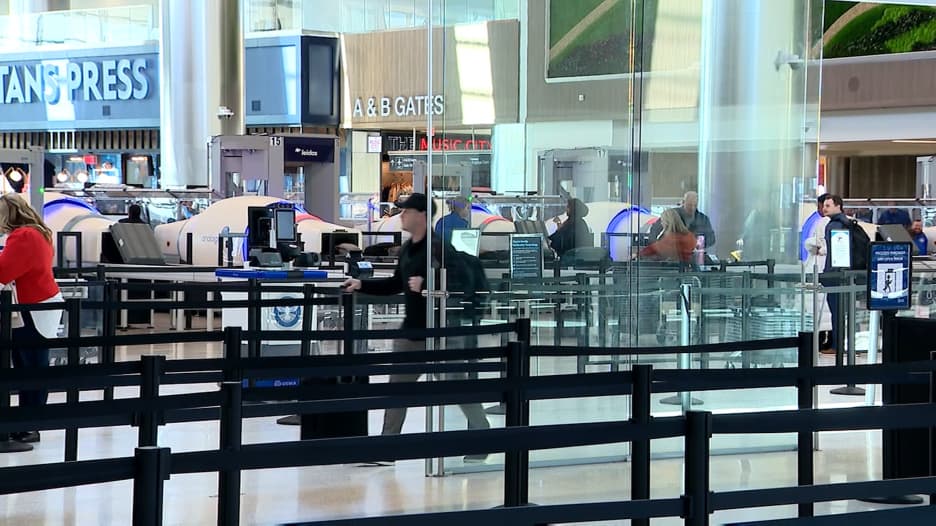 امرأة تسلل عبر الأمن في مطار أمريكي وتركب طائرة بدون تذكرة.. كيف فعلت ذلك؟