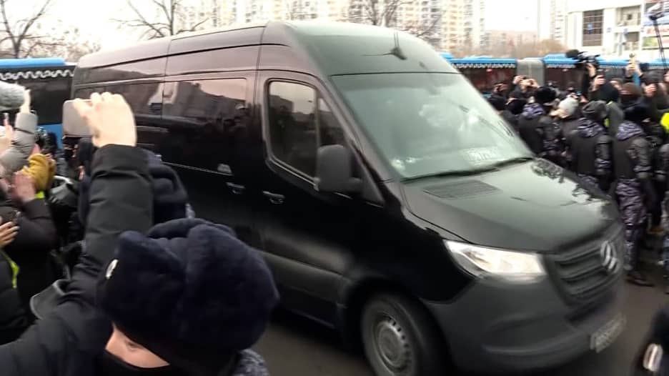 شاهد لحظة وصول جثمان نافالني إلى كنيسة في موسكو وسط تصفيق وهتاف أنصاره