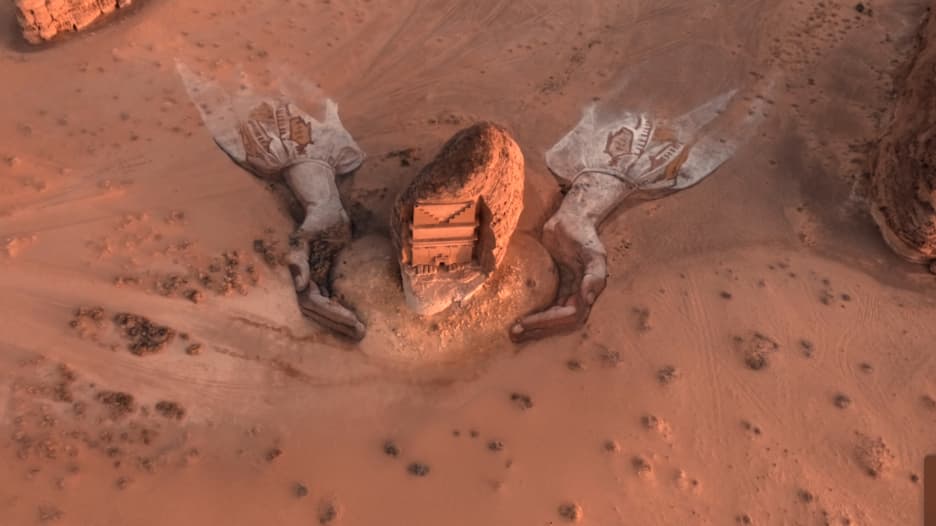 حقيقة أم سراب؟ يدان عملاقتان تحتضنان معلما شهيرا في الصحراء السعودية
