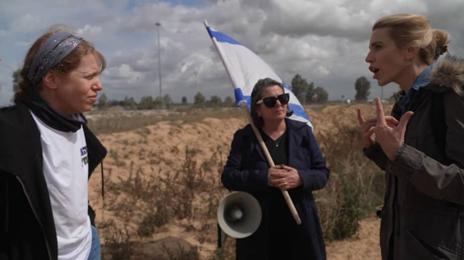 جدال بين مراسلة CNN وإسرائيليات يتظاهرن لمنع دخول المساعدات إلى غزة.. شاهد ما حدث