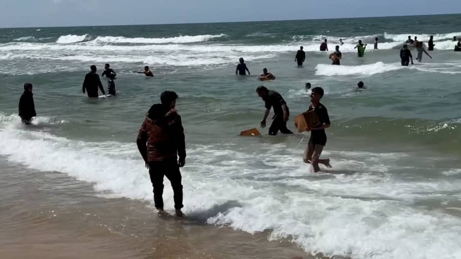 فلسطيني يروي ما حدث عندما غرق آخرون حاولوا جلب مساعدات سقطت بالبحر: "كان التيار قويا جدا والشباب جوعانين"