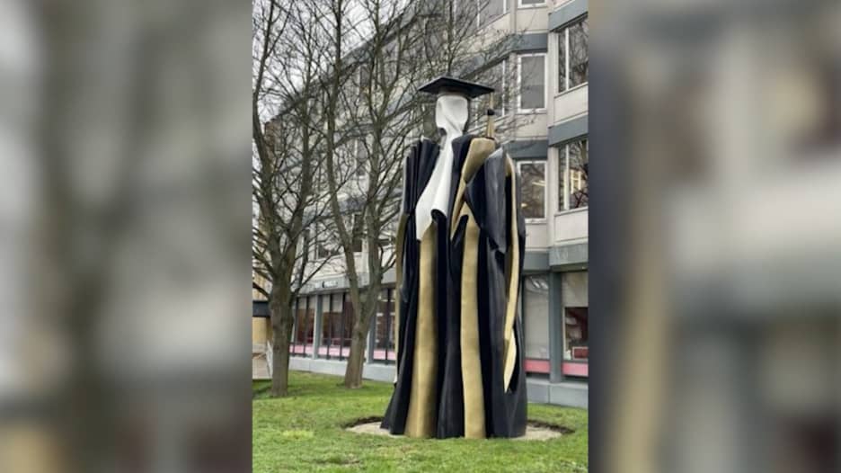 قبيح" وبلا وجه.. إزالة تمثال الأمير فيليب "المثير للجدل" من كامبريدج