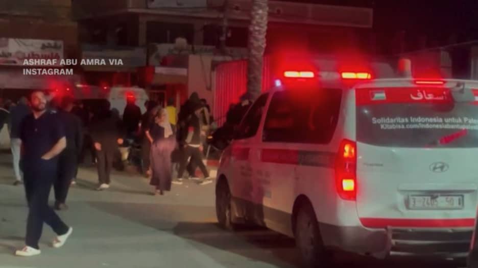 هجوم وقع ليلة العيد.. فيديو يُظهر نقل أطفال مصابين لمستشفى بعد غارة جوية إسرائيلية