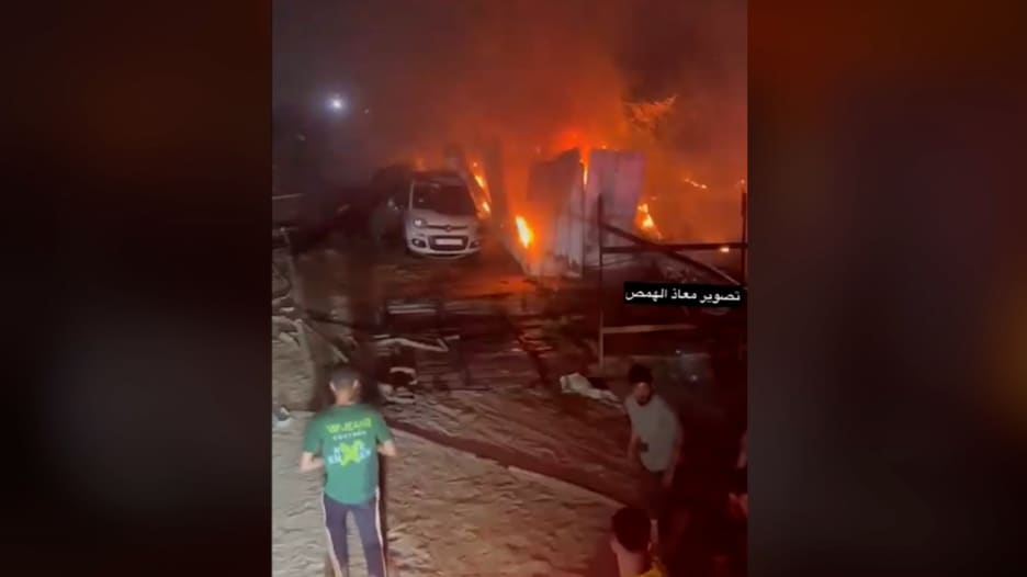 قيل لهم إنها "منطقة آمنة".. فيديو يظهر النيران والحطام بموقع الغارة الجوية الإسرائيلية في رفح