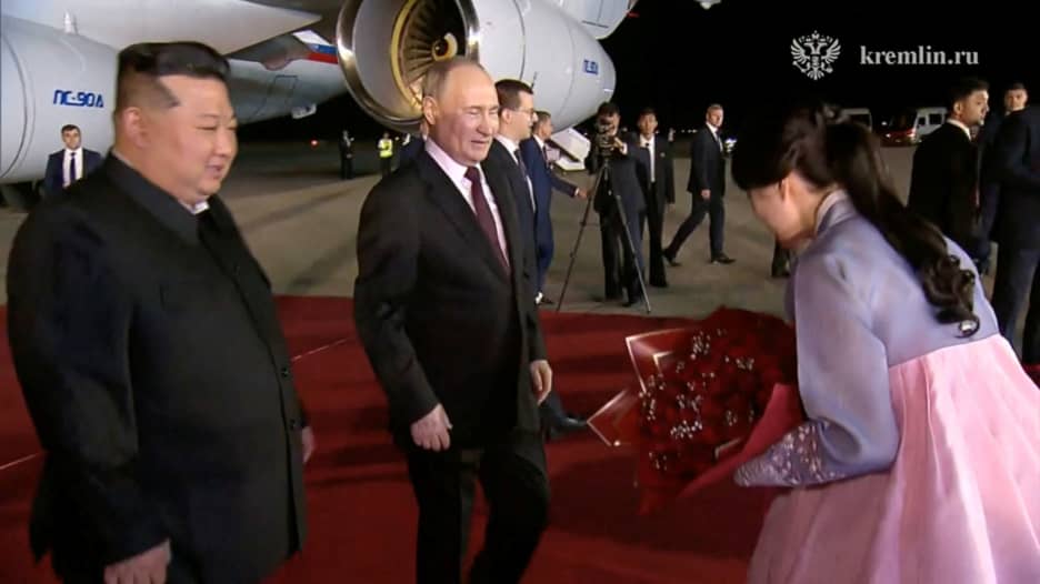 شاهد كيف فرشت كوريا الشمالية السجادة الحمراء لاستقبال بوتين فور وصوله