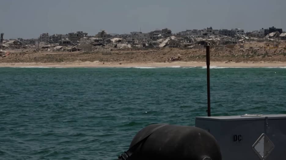 مبان سويت بالأرض أو دمرت تمامًا.. مشاهد من البحر تظهر الدمار الهائل بساحل غزة بعد أشهر من الحرب