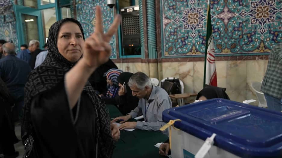 كاميرا CNN ترصد مشاهد اقتراع الناخبين في إيران لاختيار خليفة إبراهيم رئيسي