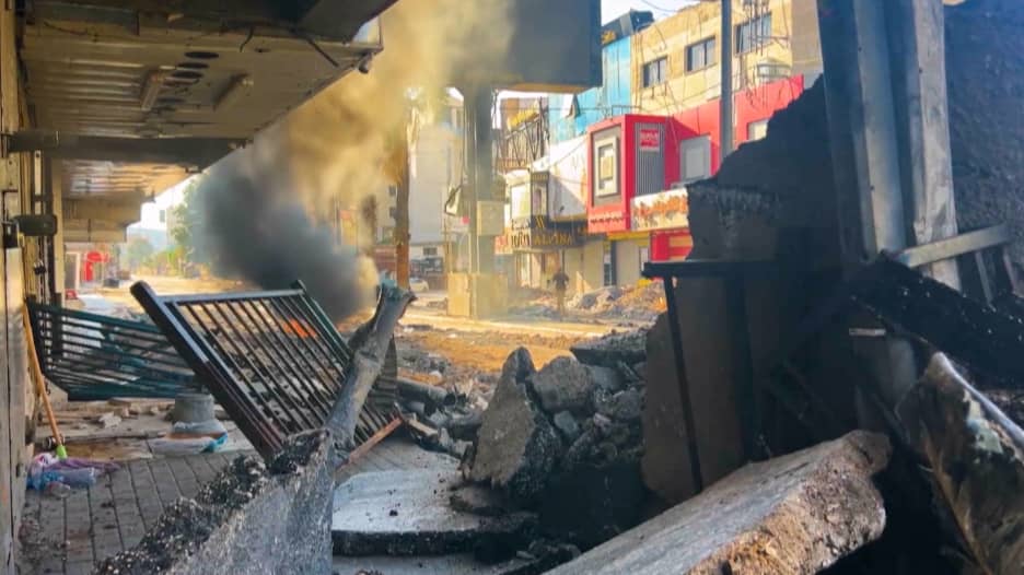 "لم أر شيئًا كهذا في 78 عامًا".. فلسطينيون يزيلون أنقاض دمار العملية العسكرية الإسرائيلية في الضفة الغربية