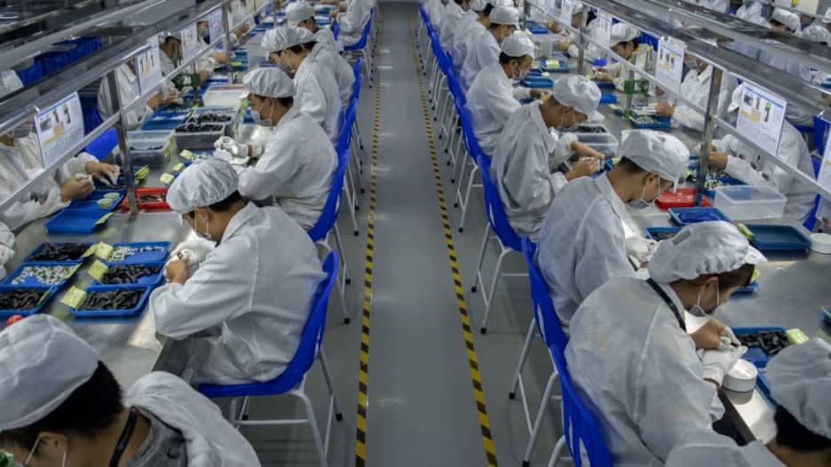 لماذا تعتمد شركات عملاقة على الصين بالتصنيع وكيف تؤثر الرسوم الجمركية؟ مراسل CNN يوضح