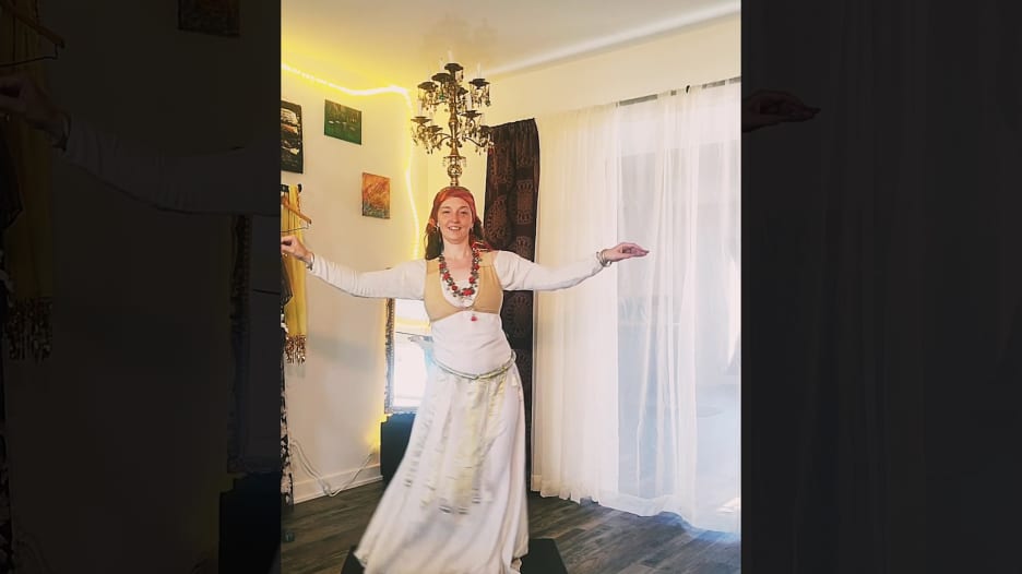 شاهد أمريكية تحترف الرقص وعلى رأسها شمعدان في مصر