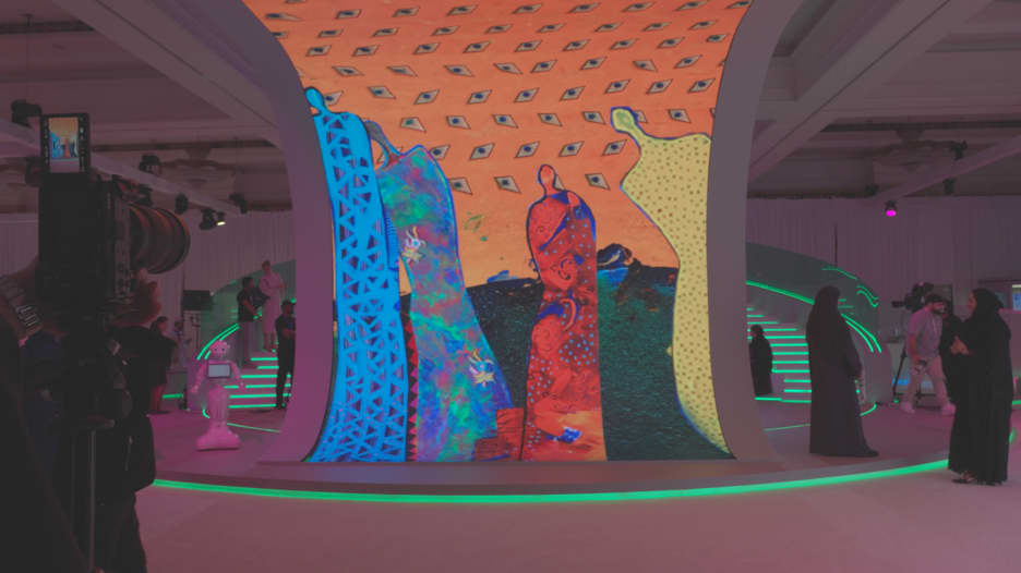 بعمل فني يعكس تمكين المرأة.. فنانتان إماراتيتان تسلطان الضوء على دور النساء في الفنون