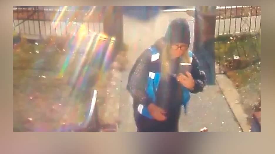 كاميرا مراقبة تكشف ما فعلته موظفة توصيل بأمازون أمام منزل في وضح النهار بعد تسليمها طردا