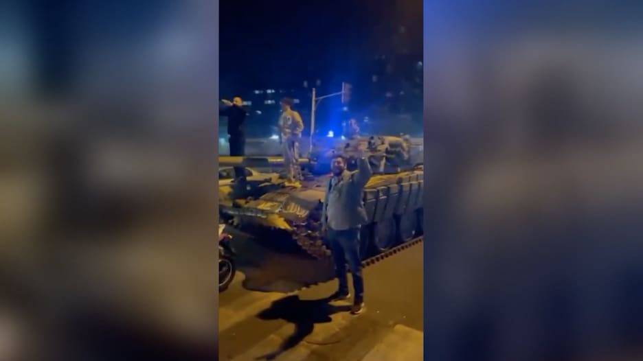 المعارضة السورية المسلحة تعلن "تحرير" دمشق و"فرار" الأسد.. فيديو يرصد الاحتفالات