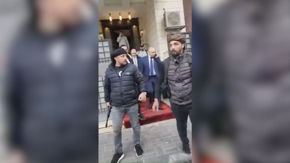 فيديو يظهر مسلحين من المعارضة يقتادون رئيس الوزراء السوري محمد الجلالي