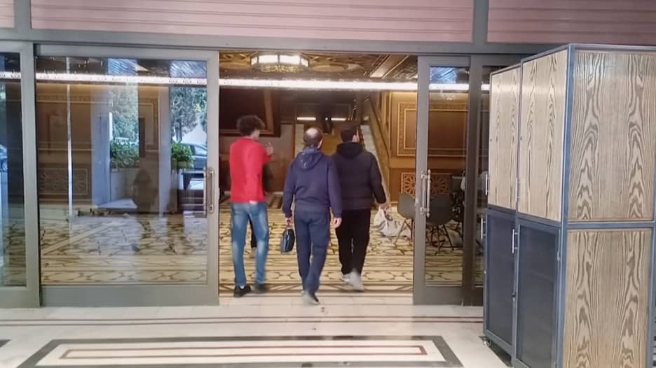 شاهد ما فعله سوريون داخل القصر الرئاسي في دمشق بعد الإطاحة بالأسد