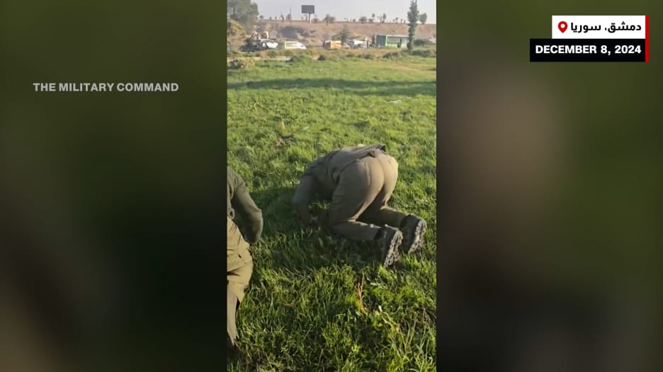 شاهد.. أبو محمد الجولاني يسجد عند دخوله دمشق