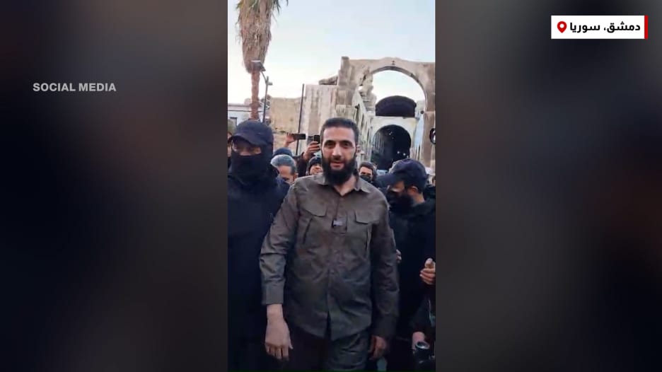 "حي الله بالشيخ".. شاهد ترحيب السوريين بالجولاني عند الجامع الأموي بدمشق