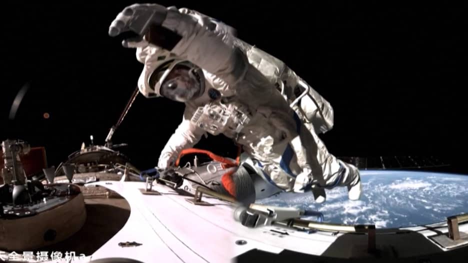 الصين تحطّم الرقم القياسي الأمريكي لأطول مدة مشي في الفضاء بالعالم.. ما هو؟ 