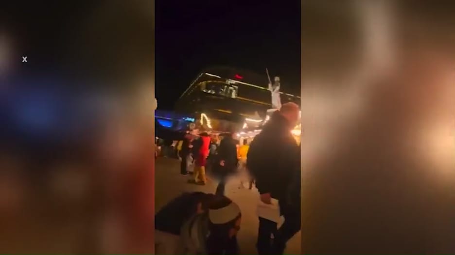 شاهد اللحظات الأولى بعد دهس سيارة حشدا في سوق عيد الميلاد في ألمانيا