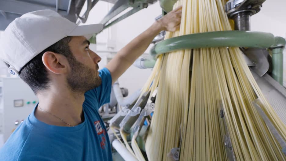 "الصامد الأخير" في عاصمة صناعة المعكرونة الحرفية بإيطاليا