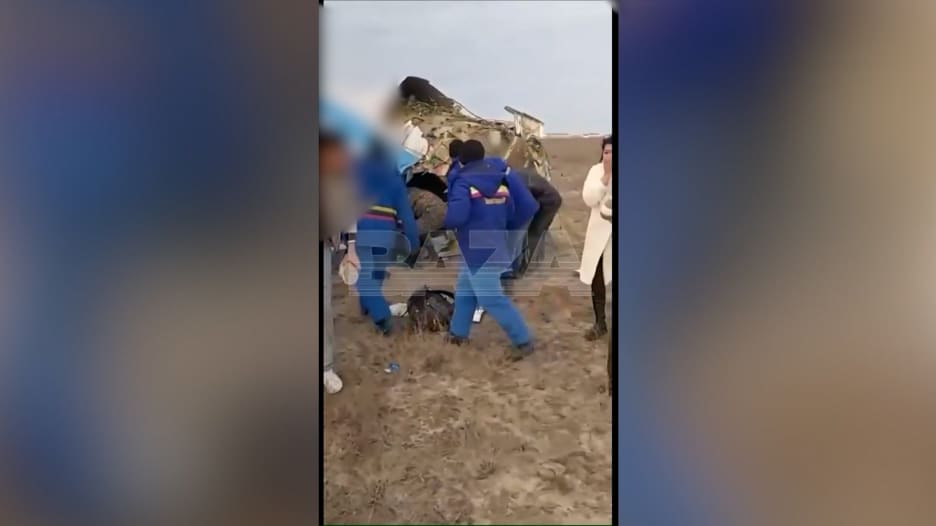 لحظة خروج ناجين من وسط حطام الطائرة التي سقطت بكازاخستان