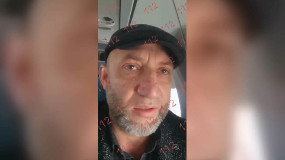 "يكبر ويتشهد" داخل الطائرة قبل سقوطها.. شاهد فيديو لمسافر على الطائرة المنكوبة بكازخستان