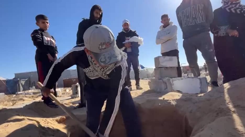 فيديو صادم.. شاهد كيف يموت الأطفال في غزة بسبب البرد القارس