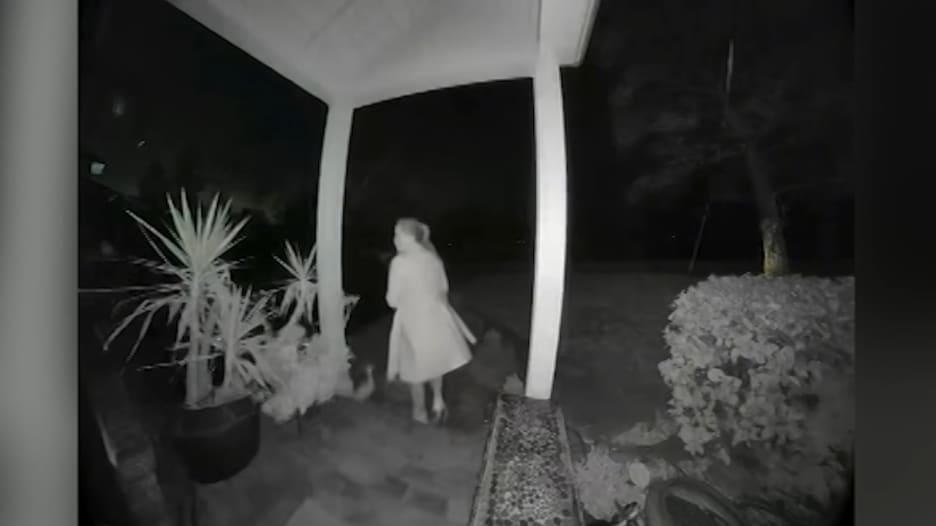 التهمت التل في 34 دقيقة.. زوجان يوثقان اللحظات الأخيرة قبل فرارهما من حرائق إيتون بكاليفورنيا