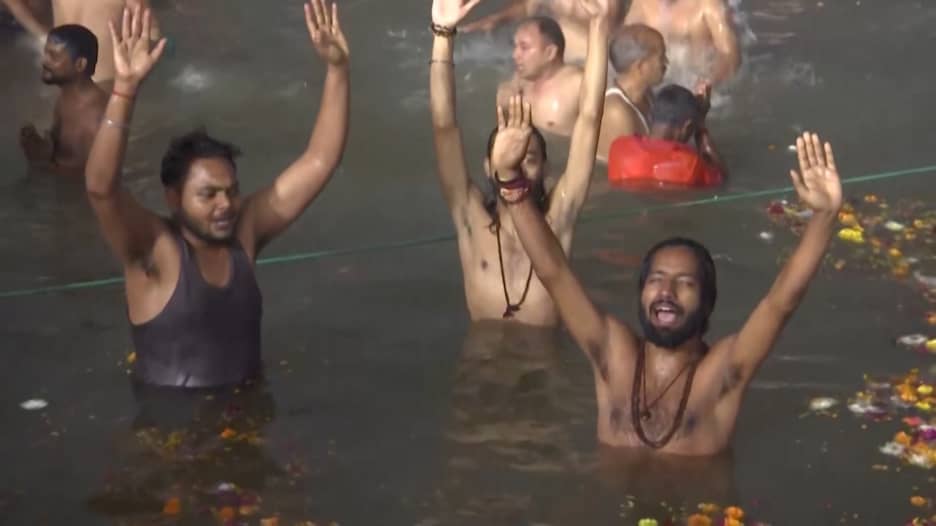 الملايين يستحمّون في "المياه المقدسة".. انطلاق أكبر مهرجان ديني بالعالم في الهند