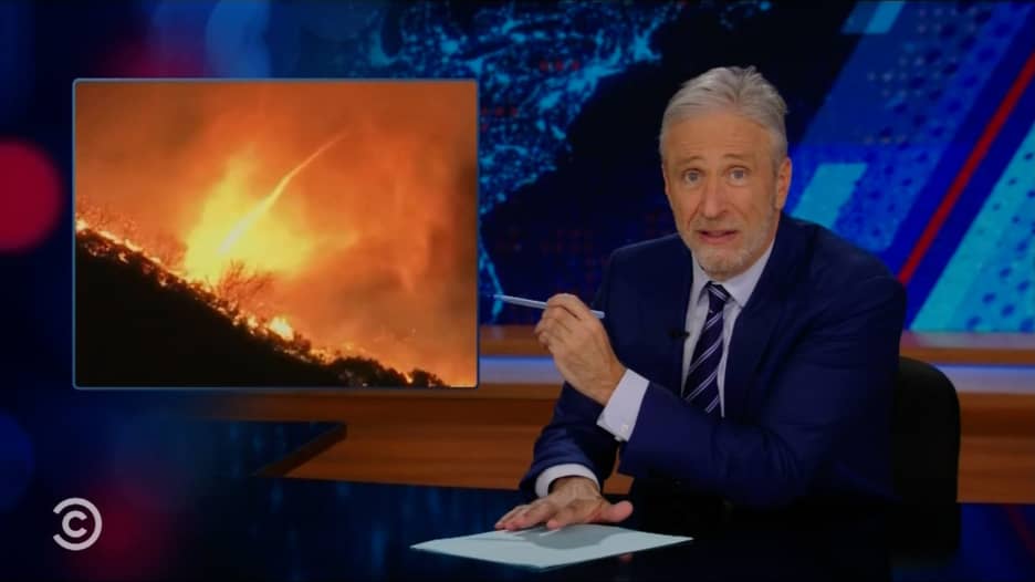 الكوميدي جون ستيوارت يسخر من الجمهوريين لمطالبتهم بشروط لإغاثة لوس أنجلوس من الحرائق