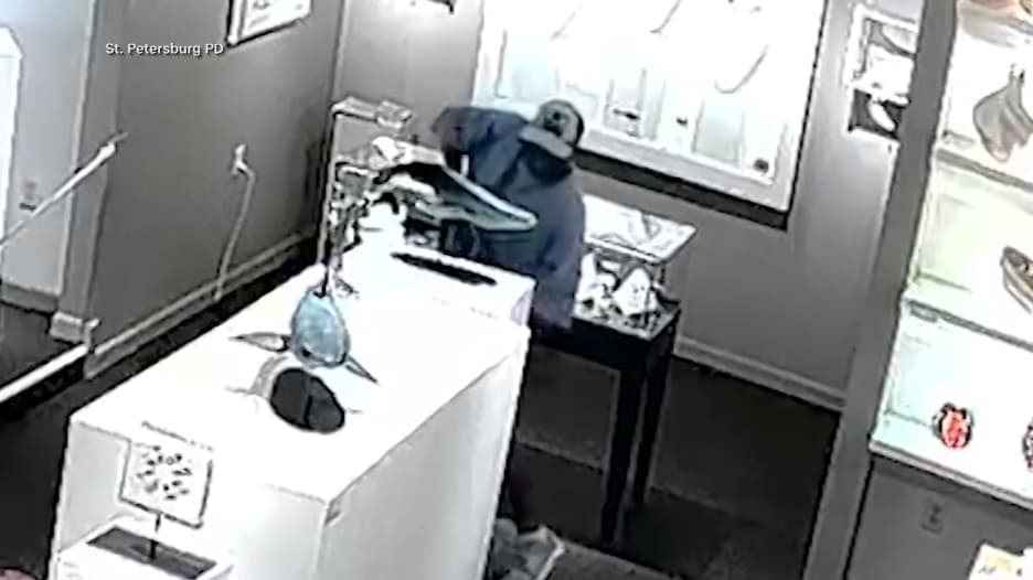 خبّأها في سرواله.. كاميرا مراقبة ترصد طريقة غريبة لسرقة منحوتة بمعرض فني في أمريكا