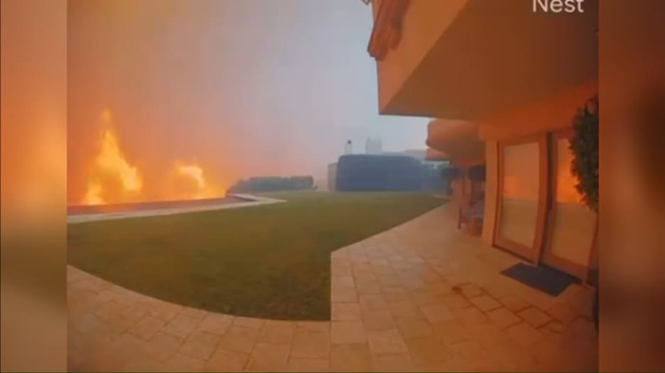 نيران تقترب من منزل عائلة غير موجودة بداخله... شاهد كيف تدخل رجال الإطفاء لإنقاذه من حرائق لوس أنجلوس