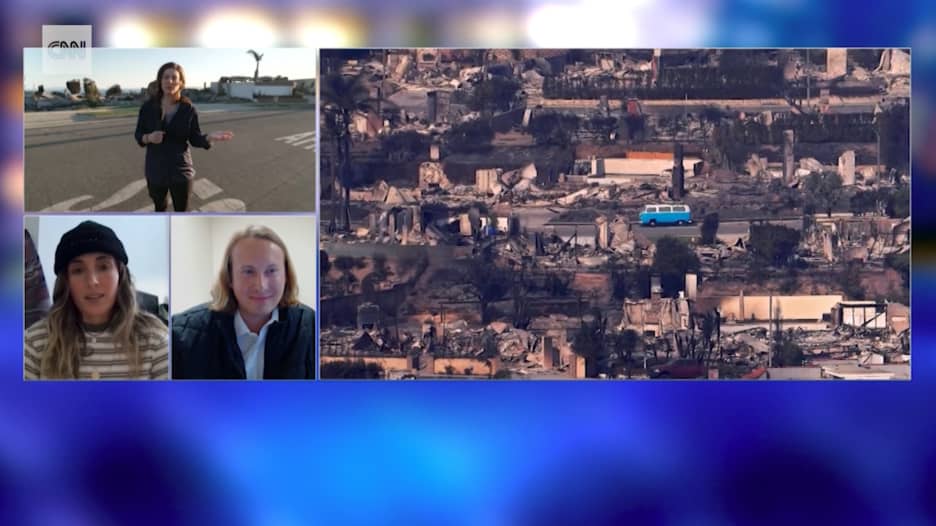 بقاء سيارة صامدة وتحول كل ما حولها لأنقاض متفحمة يثير دهشة مرتادي مواقع الانترنت